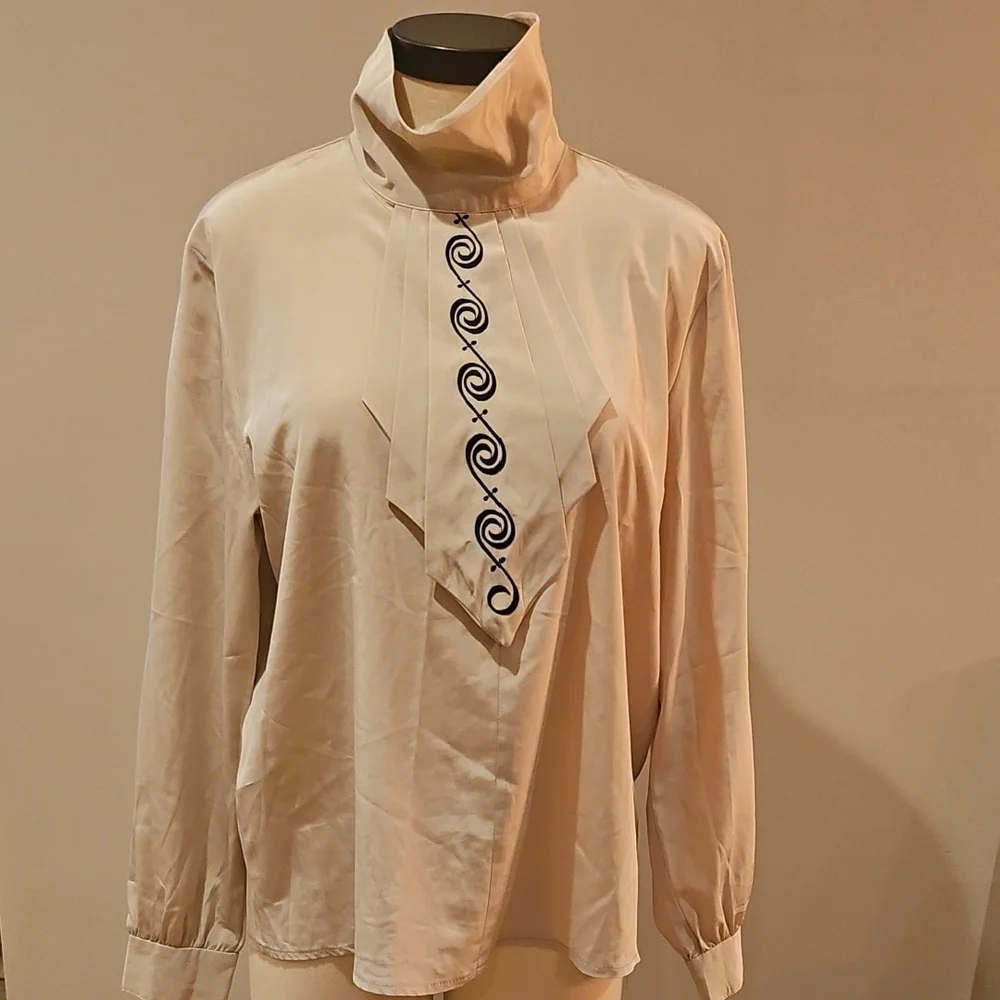 Chic Cream Blouse with Embroidered Detail - Picture 1 of 5